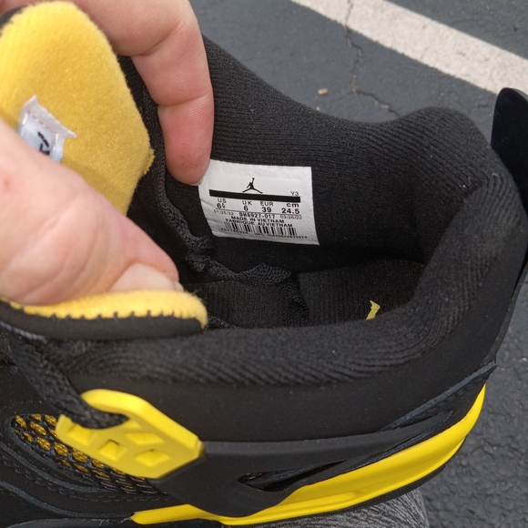 Air Jordan 4 Retro, Thunder - Picture 5 of 5